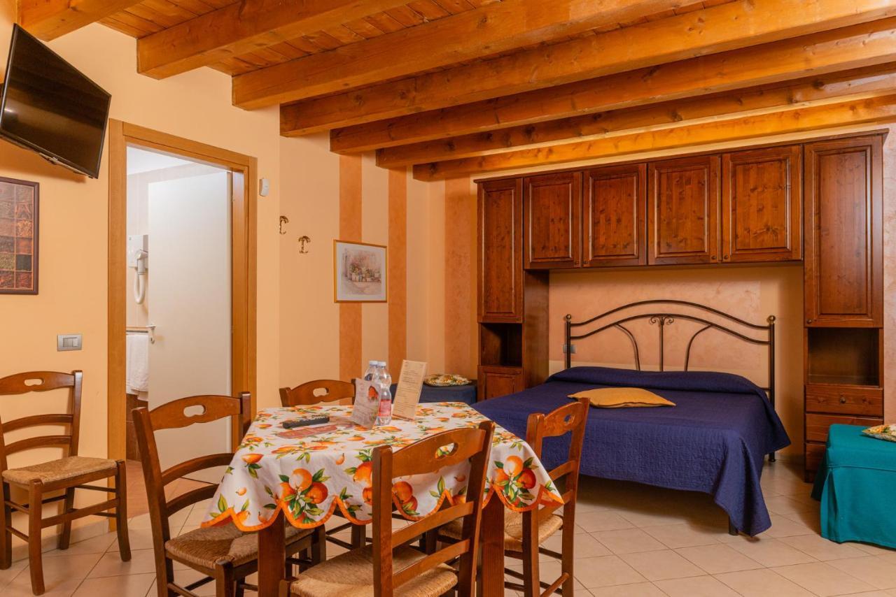 Agriturismo Dei Grippi Sona Bagian luar foto