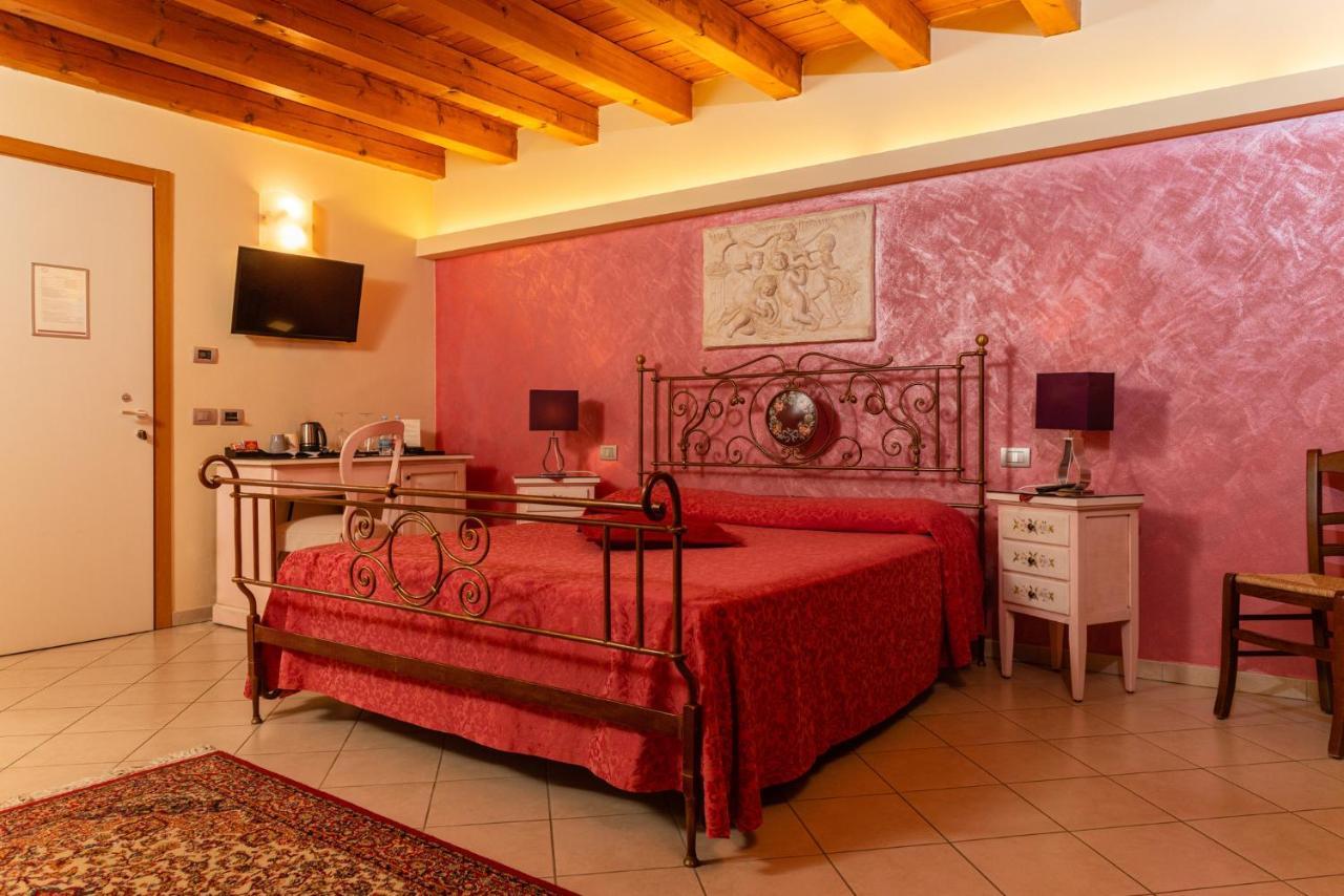 Agriturismo Dei Grippi Sona Bagian luar foto