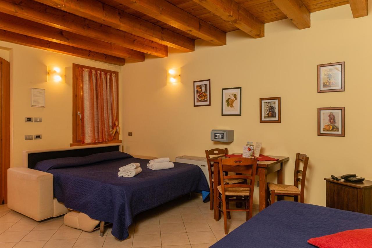 Agriturismo Dei Grippi Sona Bagian luar foto